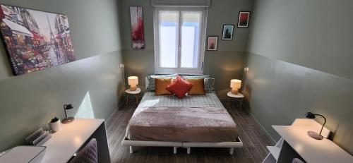 Kleines Zimmer mit einem Bett und einem Fenster in der Unterkunft Sunshine House in Alessandria