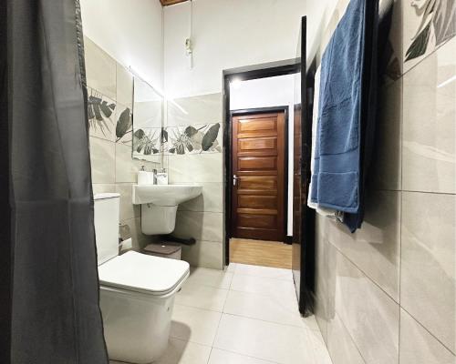 małą łazienkę z toaletą i umywalką w obiekcie Aadaraya Colombo 7 w Kolombo