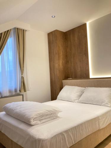 帕萊的住宿－Villa Selzo lux，卧室配有白色的床和窗户