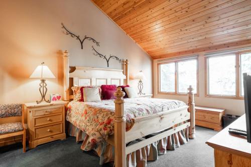 Postel nebo postele na pokoji v ubytování Townsend Place by Vail Realty