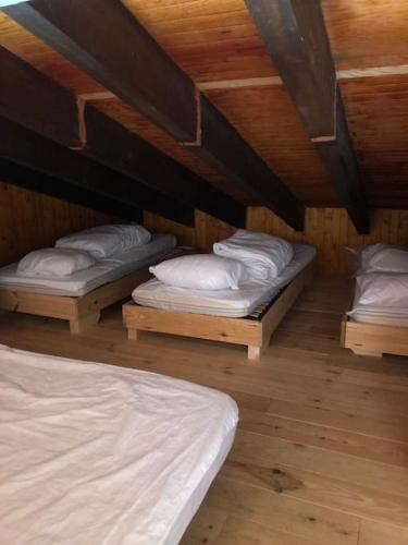 - 3 lits dans une pièce dotée de murs en bois dans l'établissement Appartement secteur cambre d’aze 200m des pistes, à Saint-Pierre-dels-Forcats