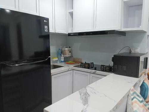 Η κουζίνα ή μικρή κουζίνα στο Peaceful Sea view Cozy APT at Batam Center - By MESA