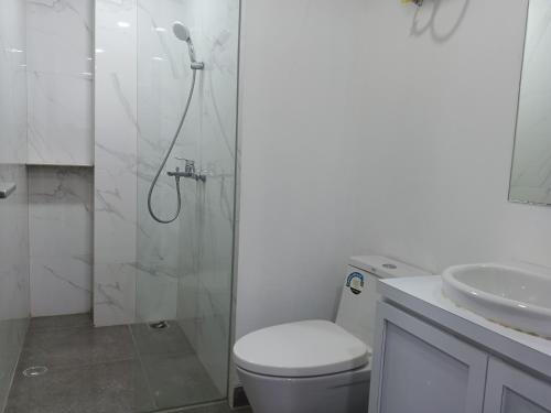 Ένα μπάνιο στο Peaceful Sea view Cozy APT at Batam Center - By MESA
