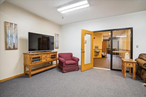a living room with a flat screen tv and a couch at Highridge B14 Enjoy the view ski back trail shuttle service sports center in Killington