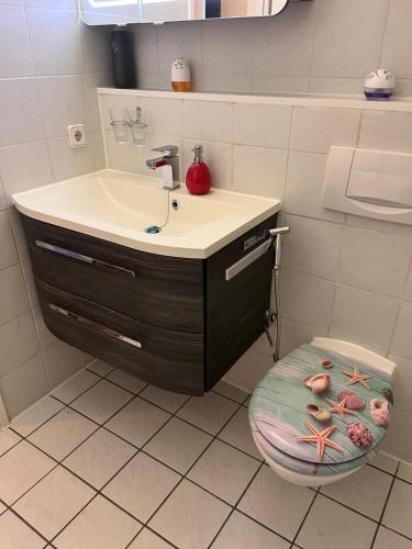 łazienka z umywalką i toaletą w obiekcie Apartment in Gilching w mieście Gilching