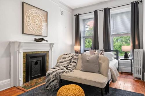 Ruang duduk di Newly Renovated 3BR Oasis Walk to Columbia Uni