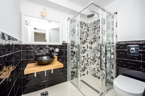 un bagno con doccia in vetro e lavandino di Apartments La Bohème a Dubrovnik