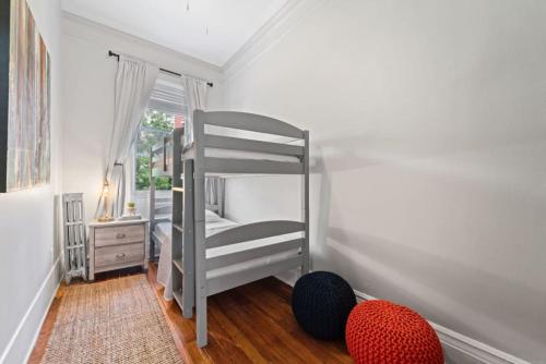 Katil atau katil-katil dalam bilik di Newly Renovated 3BR Oasis Walk to Columbia Uni