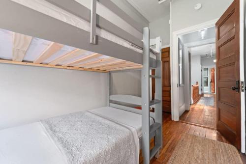 Katil atau katil-katil dalam bilik di Newly Renovated 3BR Oasis Walk to Columbia Uni