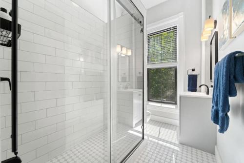 y baño blanco con ducha y aseo. en Newly Renovated 3BR Oasis Walk to Columbia Uni, en Nueva York