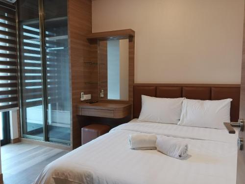 een slaapkamer met 2 bedden en een spiegel bij Peaceful Sea view Cozy APT at Batam Center - By MESA in Batam Center