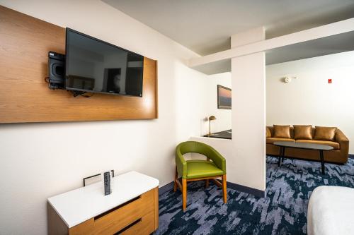 TV a/nebo společenská místnost v ubytování Fairfield Inn & Suites Beaumont