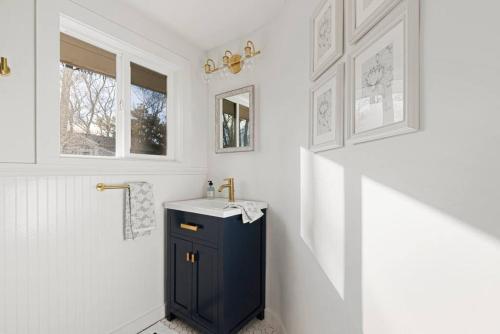 uma casa de banho com um armário azul e um lavatório em Waterfront Newly Renovated w Amazing Views em Oak Bluffs