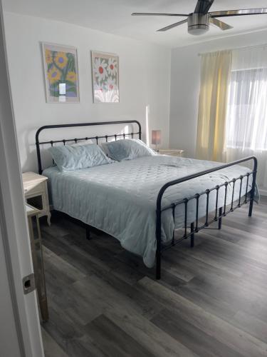 Schlafzimmer mit einem Bett mit Metallrahmen in der Unterkunft 4 bed/4,5 bath Beach House Fort Lauderdale in Fort Lauderdale