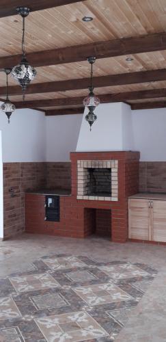 モルシンにあるVillaMariaの暖炉とレンガの壁が備わる広い客室です。