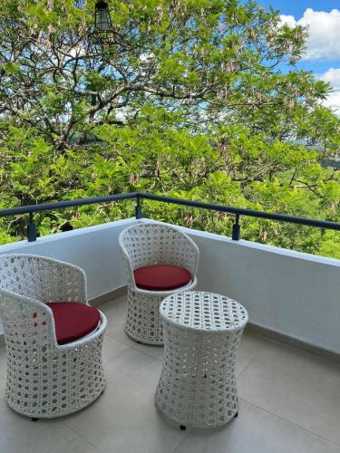 three wicker chairs and tables on a balcony at Alojamiento vacacional de lujo. Jazz in San Bernardino