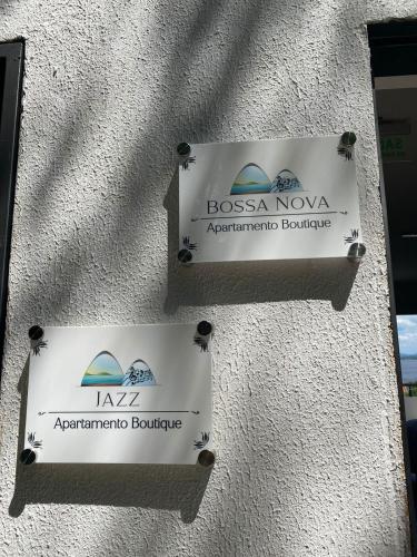 dwa znaki na boku budynku w obiekcie Alojamiento vacacional de lujo. Jazz w mieście San Bernardino