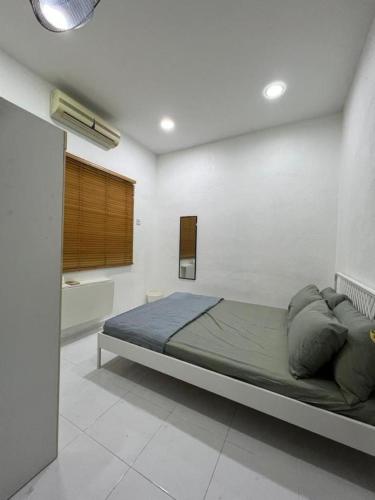 Teratak LS Homestay في Kubang Semang: غرفة نوم بسرير في غرفة