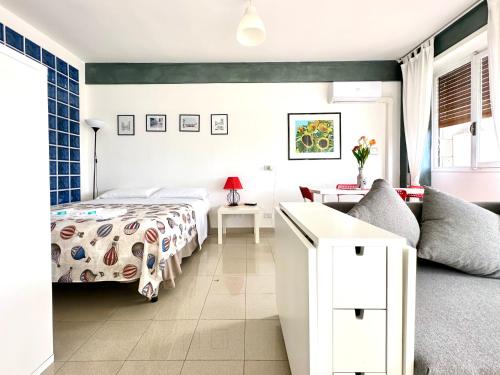 um quarto com uma cama e um sofá em Fratelli Bandiera em Latina