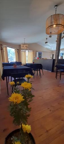 ANDINA في مايمارا: غرفة بها طاولات وزهور على الأرض