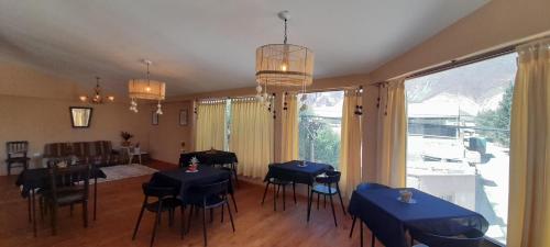 ANDINA في مايمارا: غرفة طعام بها طاولات وكراسي زرقاء ونافذة كبيرة