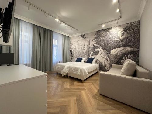 um quarto de hotel com uma cama e um sofá em Odrzańska 17B Apartment - Self Check-In 20h em Breslávia