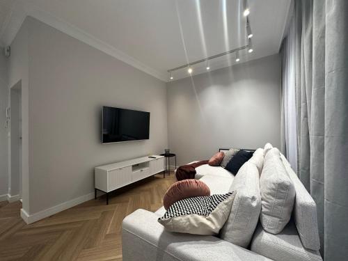 Il comprend un salon doté d'un canapé et d'une télévision à écran plat. dans l'établissement Odrzańska 17B Apartment - Self Check-In 20h, à Wrocław