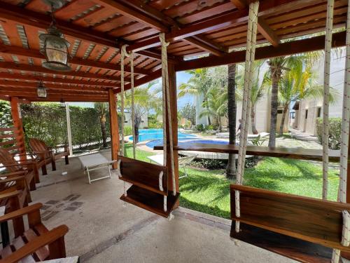 Tropical Gardens Suites and Apartmentsの敷地内または近くにあるプール