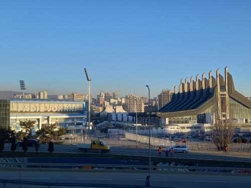 - une vue sur une ville avec un grand bâtiment dans l'établissement Hotel Uniluxury, à Pristina