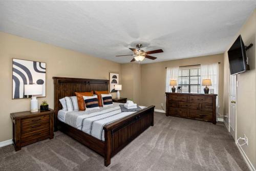 a bedroom with a bed and a ceiling fan at Montrose 2-Unit Retreat 4BR Sleeps 20 Near DT in Houston