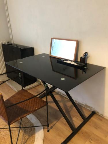 un escritorio con un ordenador encima en CHAMBRE CONLEAU, en Vannes