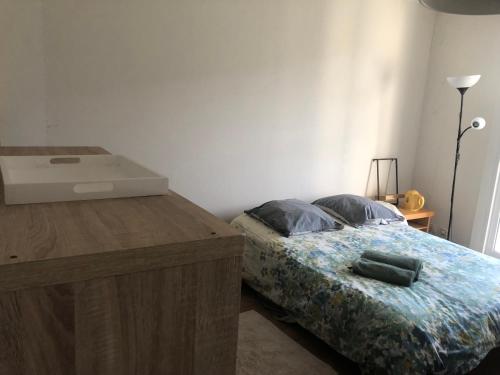1 dormitorio con 1 cama y lavamanos. en CHAMBRE CONLEAU, en Vannes