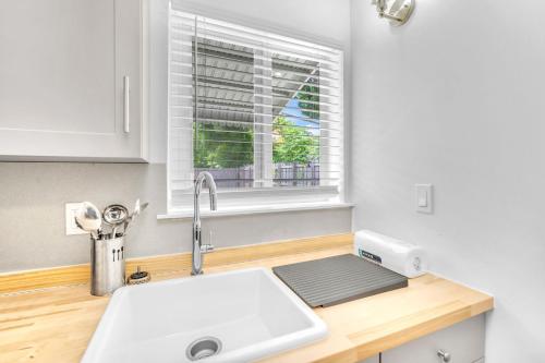 un bancone della cucina con lavandino e finestra di Blue Wave Bungalow - 1 1 - Stylish a Dania Beach