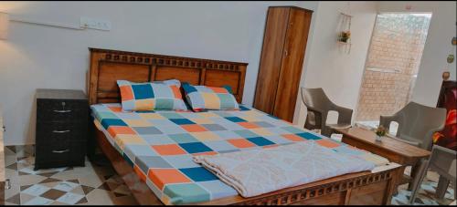 Llit o llits en una habitació de Satyam Nilaya