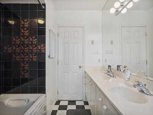 uma casa de banho branca com 2 lavatórios e um espelho em Harmony Room Creative Living in Toronto em Toronto