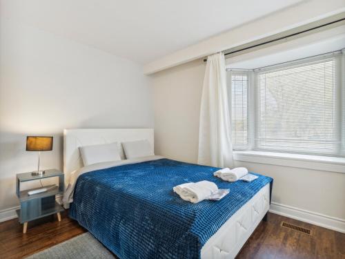 um quarto com uma cama com duas toalhas em Harmony Room Creative Living in Toronto em Toronto