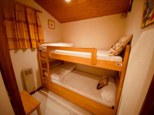 une chambre avec deux lits superposés dans l'établissement Appartement cosy 4 pers. avec balcon et vue à La Clusaz - FR-1-459-218, à La Clusaz