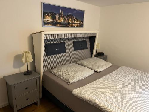 um quarto com uma cama e uma fotografia na parede em Friesenhof 8H em Grömitz