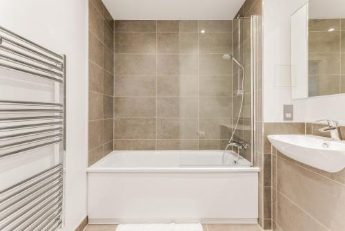 uma casa de banho com uma banheira e um lavatório em CannyCity em Londres