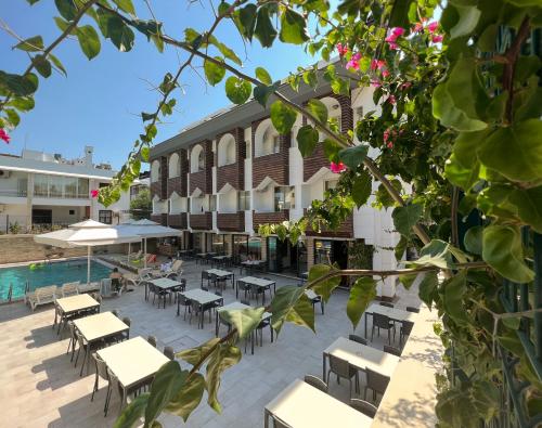 ケメルにあるFAME HOTELのテーブルと椅子が備わる客室で、ホテルの中庭の景色を望めます。