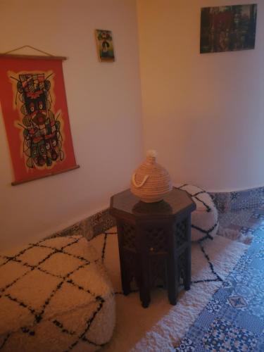 a corner of a room with a table and two chairs at Riad Le Moucharabieh in Fès