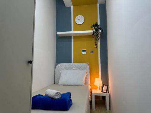 Postel nebo postele na pokoji v ubytování Lovely Partition Room in Barsha 1 Near Metro