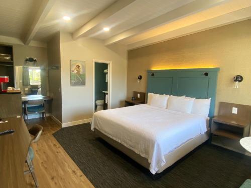 une chambre avec un grand lit et une salle de bain dans l'établissement Castle Inn, à Cambria