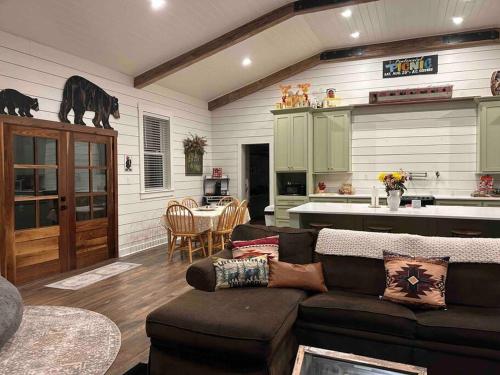 ein Wohnzimmer mit einem Sofa und einer Küche in der Unterkunft New Waterfront Cabin, 62 Acre, King Beds, Fire pit, Hiking in Columbia