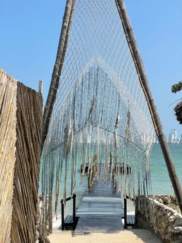 un puente cubierto de hielo en la playa en Namaste Beach Club & Hotel, en Tierra Bomba