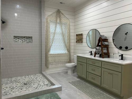 een badkamer met een douche, een toilet en een wastafel bij New Waterfront Cabin, 62 Acre, King Beds, Fire pit, Hiking in Columbia