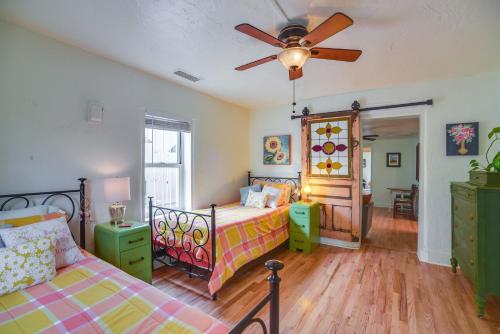 1 dormitorio con 2 camas y ventilador de techo en Dog-Friendly Albuquerque Home with Patio and Yard!, en Albuquerque