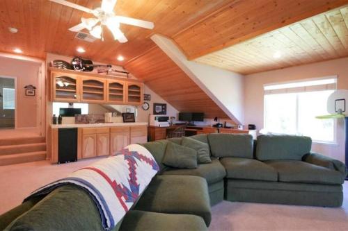 Ein Sitzbereich in der Unterkunft Spacious cabin with game room free WIFI & parking