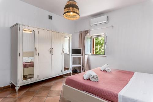 1 dormitorio con 1 cama y armario blanco en Villa Sorbole, en Ostuni