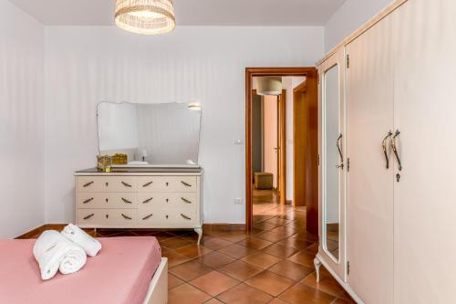 1 dormitorio con tocador y espejo en Villa Sorbole, en Ostuni